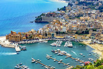 Die Hafenstadt Castellammare del Golfo in der Nähe von Palermo in Sizilien von Dieter  Meyer
