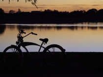Fahrrad bei Sonnenuntergang am See by Christian Mueller