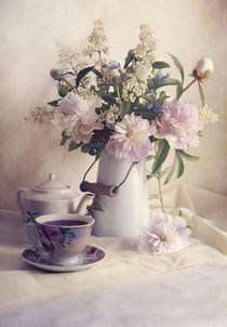 Still life with fresh flowers and tea set von Jarek Blaminsky
