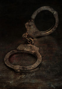 Still life with rusty handcuffs von Jarek Blaminsky