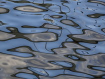 abstract water reflections in blue and grey - PHOTOSCHNIGG_ID: 42C5D00DDA6D502 von photoschnigg