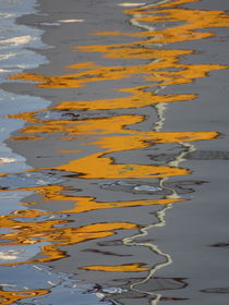 abstract water reflections in orange and grey - PHOTOSCHNIGG_ID: 2AA2FA5ECC46A92 by photoschnigg