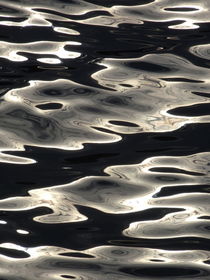 abstract water reflections in white and grey - PHOTOSCHNIGG_ID: 7A3D55E61D128D2 by photoschnigg