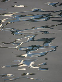 abstract water reflections in grey and blue - PHOTOSCHNIGG_ID: 23F40A7FB192392 von photoschnigg
