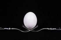 egg on black background von Aleks de Kairo