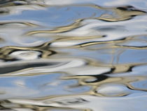 blurred water reflection in yellow, white and bright blue - PHOTOSCHNIGG_ID: 36A6377198D73D2 by photoschnigg