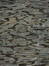 blurred water reflection in all kind of greys - PHOTOSCHNIGG_ID: 267C0EBE8595E92 von photoschnigg