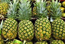 frische Ananas liegen zum Verkauf von assy