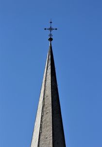 Kirchturmspitze mit Kreuz by assy