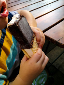 Junge isst Eis von Vincent Pysarczuk
