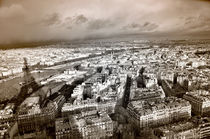 Paris Altstadt von Eiffelturm aus gesehen, kurz vor dem Unwetter im Winter von ivica-troskot