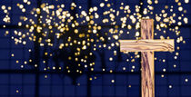 Holzkreuz vor Lichtern von ollipic