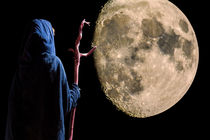 eine seltsame Frau betrachtet den Mond von daoart