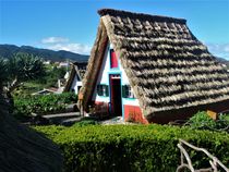 Besonderheit auf  Madeira: das traditionelles Strohhaus in Santana by assy