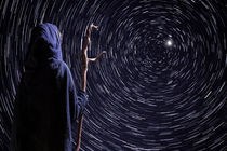 eine Hexe sieht Polaris am Nachthimmel von daoart