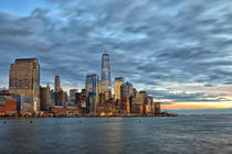 Skyline von Downtown Manhattan bei Sonnenuntergang von Rainer Grosskopf