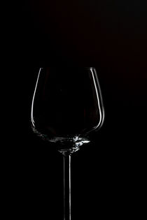 Weinglas vor Schwarz von Wolfgang Cezanne