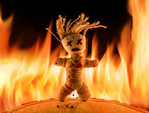 ein Voodoopuppe steht vor einem hellen Feuer by daoart