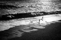 Im Gegenlicht - Kinder am Strand by Katrin Raabe