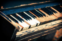 Old Piano in Autumn Park von cinema4design