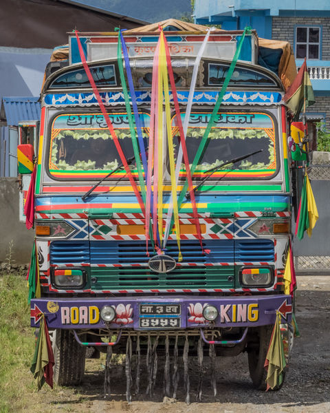 Nepal-lastwagen-farbig-fuer-wandbild