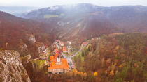 Village Svaty Jan pod Skalou in autumn von Tomas Gregor