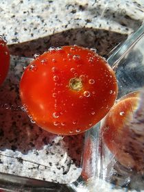 Tomaten waschen  by susanne-seidel