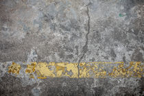 cracks, asphalt and yellow line von césarmartíntovar cmtphoto