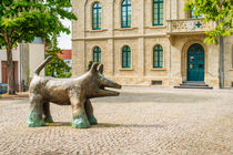 Hund vor Rathaus Nieder-Ingelheim 54 by Erhard Hess