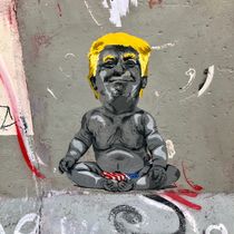 Berlin Street Art - Baby Donald von Simone Wilczek