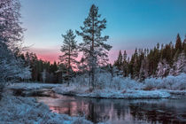 Magischer Wintermorgen am Fluss in Schweden von Margit Kluthke