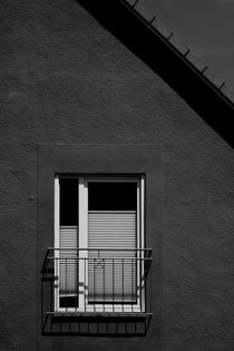 Dunkles Fenster  by Bastian  Kienitz