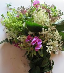 Sommerblumendesignstrauß - Fotografie - Sommerblumenpracht - lieblich und farbenprächtig - weiß rosa grüng -  von Heide Pfannenschwarz