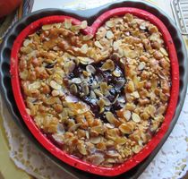 Muttertags-Herz Kuchen - Saftiger Mürbeteigkuchen mit Heidelbeeren und Mandelblättchen - KuchenKunst - Fotografie von Heide Pfannenschwarz