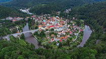The picturesque town of Loket in the meander of the river Ohre von Tomas Gregor