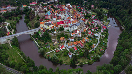The-picturesque-town-of-loket-in-the-meander-of-the-river-ohre