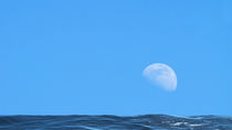 Mond über dem blauen weiten Meer by fraenks