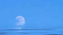 Mond über dem blauen weiten Meer von fraenks