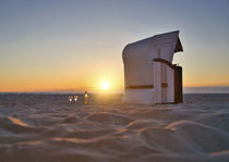 Strandkorb und Wein im Sonnenuntergang by koroland