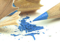 frisch gespitzter blauer Buntstift von koroland
