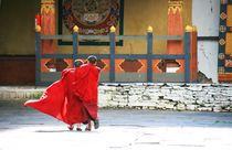 Novizen Arm in Arm in der Klosterfestung Paro, Bhutan, Himalaya by Peter Holle