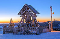 Oberwiesenthal, Friedensglocke auf dem Fichtelberg bei Sonnenaufgang von Astrid Steffens