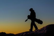 Snowboarder als Silhouette im Winter von Astrid Steffens