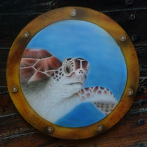 Wasserschildkröte hinter Bullauge Airbrush von Harry Heffels