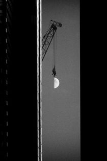 Der Mond zwischen den Hochhäusern  by Bastian  Kienitz