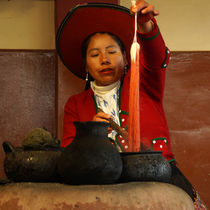 Traditionelles Färben von Alpakawolle in Chinchero by Sabine Radtke