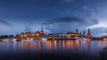 Skyline von Dresden vom Elbufer bei Sonnenuntergang und zur Blauen Stunde von Stephan Hockenmaier