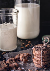 Keks und Milch by fotoabsolutart