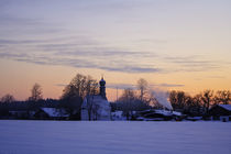 Verschneites Dorf im Winter bei romantischer Sonnenuntergangsstimmung von Werner Meidinger