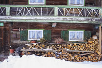 Altes Bauernhaus im Winter mit Stapel Holz von Werner Meidinger